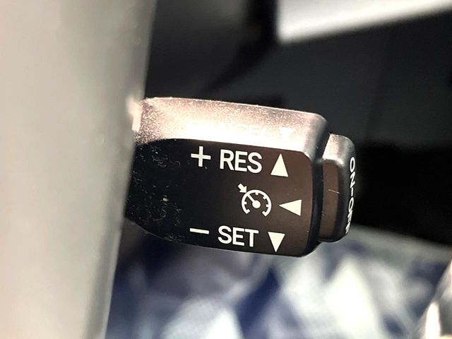 【クルーズコントロール】高速道路もラクラク走行。アクセルを離しても一定速度で走行ができ、長距離運転時の負担を軽減！加速・減速も簡単なスイッチ操作で調整できます。