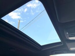 【サンルーフ】開放感たっぷりの希少装備、サンルーフが装着されています！車内に明かりを取り入れたり景色を楽しむ以外にも、車内の空気も簡単に換気できて快適です！