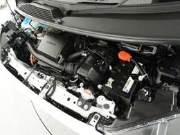 エンジンは車の心臓部分です。このエンジンルームが汚いとトラブルの基になります。当店は専用の液剤を使って徹底的に綺麗にします。