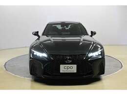 LEDヘッドライト。日中の自然光に近いLEDの光が、より明るく夜道を照らしドライバーの疲労を減らします。
