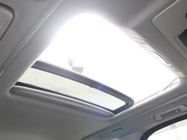 明るさが室内に溢れるムーンルーフですね。　暗い車内でも外の天候関係なく明るい光を取り入れることが出来ますね。　気持ちよくドライビングできますよ。
