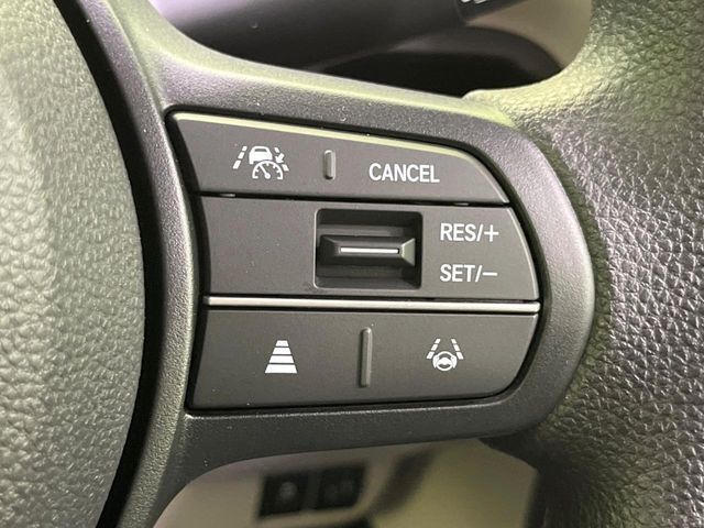 【アダプティブクルーズコントロール】高速道路での長距離走行が楽に！！自動で速度を保つクルーズコントロールが、衝突軽減システムと連携し、前方の車両を感知して車間を保つように速度調節してくれます！！