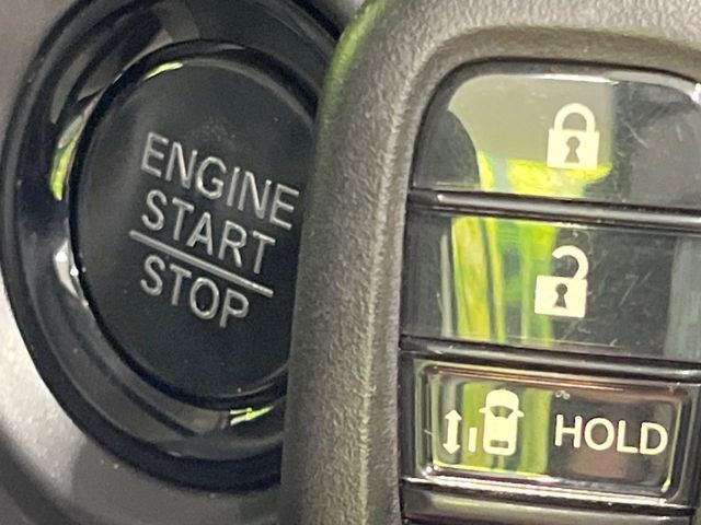 【Hondaスマートキー】カバンやポケットに入れたままでもドアの施錠・解錠が可能なスマートキーを装備。エンジンのオン・オフ時もカギを取り出す必要が無いからとっても便利です♪