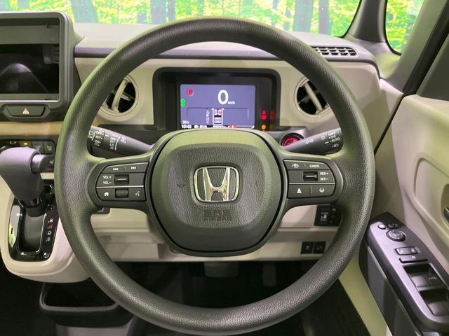 インテリアに合わせたデザインのステアリングは、運転される方のことも考え、運転しやすい形状、大きさです。是非一度、実際に触ってお確かめください。