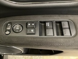 ハンドルの右側に電動格納付きパワーミラーの操作スイッチがついています。左右のサイドミラーの角度調節も微調整ができて便利です。パワーウインドウは運転席でドア4枚とも上下の操作ができるようになっています。