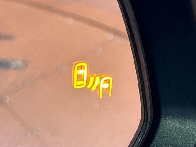 【ブラインドスポットモニター】走行中、ドアミラーの死角になりやすい箇所に後続車が接近するとサイドミラーのレンズに警告を表示！ドライバーに注意喚起をしてくれます。