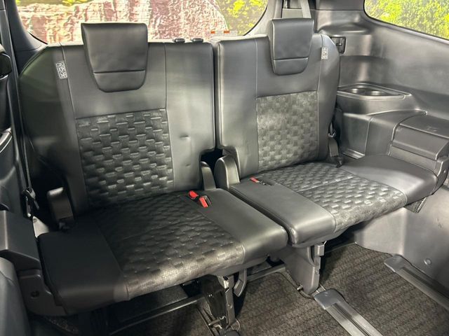 3列目シートはもちろん状態良好☆大人でもゆったりと座って頂けますので、大人数でのお出かけもラクラクです♪ご家族で、気の知れた仲間で、ドライブに行くのが楽しみですね♪