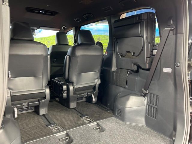 積み下ろしのしやすいデッキにはたっぷりと荷物を積み込んでいただけます。遊びから仕事まで、様々なシーンで頼れます♪