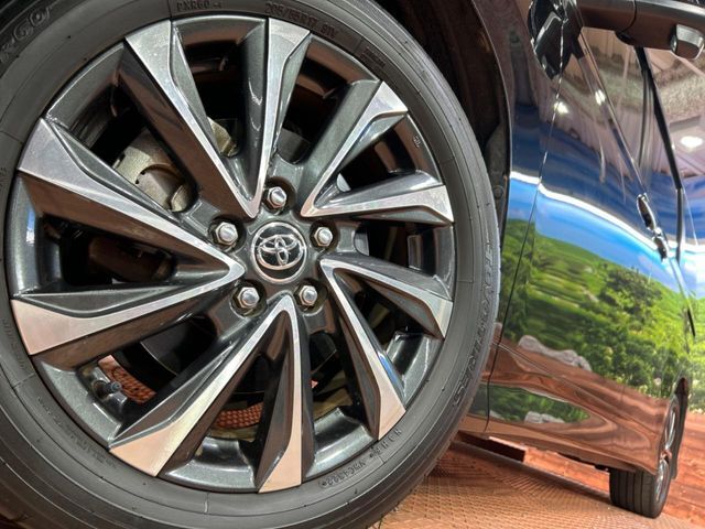 【純正17インチアルミホイール】外観にマッチした純正アルミホイールを装着しております。各種社外アルミホイールや、スタッドレスタイヤも取扱いしております。是非ご相談ください♪