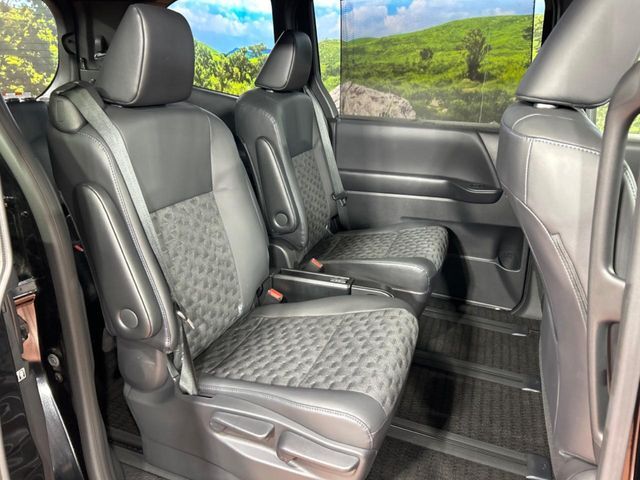 後部座席も気になるようなキズ・汚れやへたり等、大きなダメージはなく、良好な状態です。