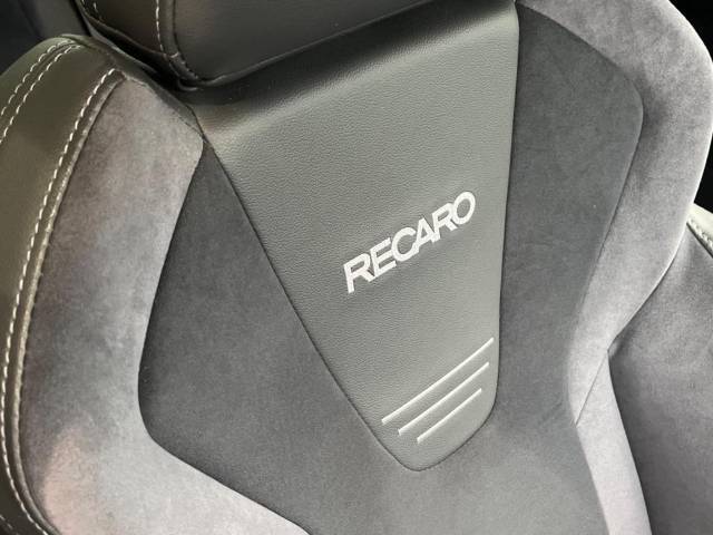 【RECARO製バケットシート】人間工学に基づいた面圧分布によって腰への負担や長時間運転時の疲労発生を軽減☆一目でレカロとわかるスポーティなルックスが特徴です。
