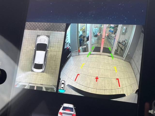 【マルチテレインモニター】車のフロントやサイドのカメラ画像を同時にモニター表示することで、悪路や狭い道を走行時でも周囲の状況確認ができ安心！本格SUVにうれしい装備です♪