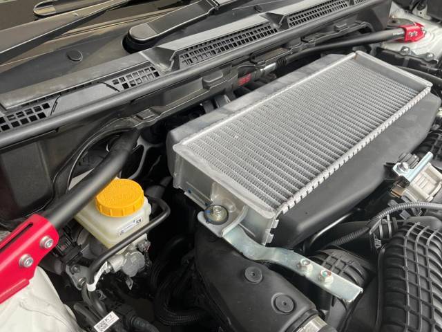 【STIタワーバー】お車の剛性を高めるタワーバーを装備。よりスムーズなコーナリング走行が可能となり、走りも楽しめます。