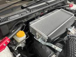 【STIタワーバー】お車の剛性を高めるタワーバーを装備。よりスムーズなコーナリング走行が可能となり、走りも楽しめます。