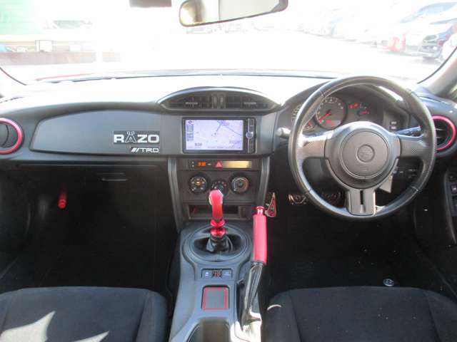 お車のご購入が初めての方や、お車に詳しくない方でもわかりやすいご説明を全スタッフ心掛けております。些細な疑問もしんみになってお答えいたしましので、ご安心下さい！