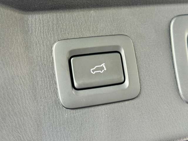 ラゲッジドアは電動開閉式となり、運転席に搭載のボタンお手持ちのやお手持ちのスマートキにて開閉が可能です。
