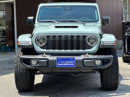 マイナーチェンジでフロントグリルが変更となりました。伝統的なセブンスロットグリルは引き継ぎ縦の幅が狭くなった事により、リフトアップ感が増しています。