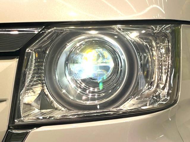 【LEDヘッドライト】悪天候や夜間走行時も良好な視界を確保し安心して運転できる高輝度LEDヘッドライトを装備！点灯速度が早く、消費電力も抑えられています。