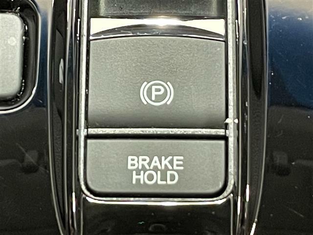 【オートマチックブレーキホールド】システムがONのとき、信号待ちなどの停止中に、ブレーキペダルから足を離してもブレーキがかかったまま保持されます！