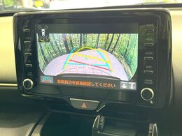 【バックカメラ】駐車時に後方がリアルタイム映像で確認できます。大型商業施設や立体駐車場での駐車時や、夜間のバック時に大活躍！運転スキルに関わらず、今や必須となった装備のひとつです！