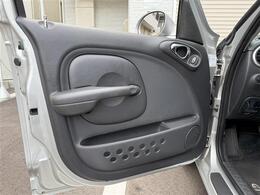 当店の設備は駐車場と室内でお話ができるスペース、洗車等ができる環境ぐらいです。一人で運営しております。販売や買取の際はご迷惑をおかけする事は少ないですが、それ以外の業務はお預かりし外注作業となります。