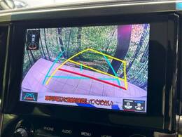 【バックカメラ】駐車時に後方がリアルタイム映像で確認できます。大型商業施設や立体駐車場での駐車時や、夜間のバック時に大活躍！運転スキルに関わらず、今や必須となった装備のひとつです！