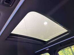 【サンルーフ】開放感たっぷりの希少装備、サンルーフが装着されています！車内に明かりを取り入れたり景色を楽しむ以外にも、車内の空気も簡単に換気できて快適です！