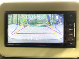 【バックカメラ】駐車時に後方がリアルタイム映像で確認できます。大型商業施設や立体駐車場での駐車時や、夜間のバック時に大活躍！運転スキルに関わらず、今や必須となった装備のひとつです！