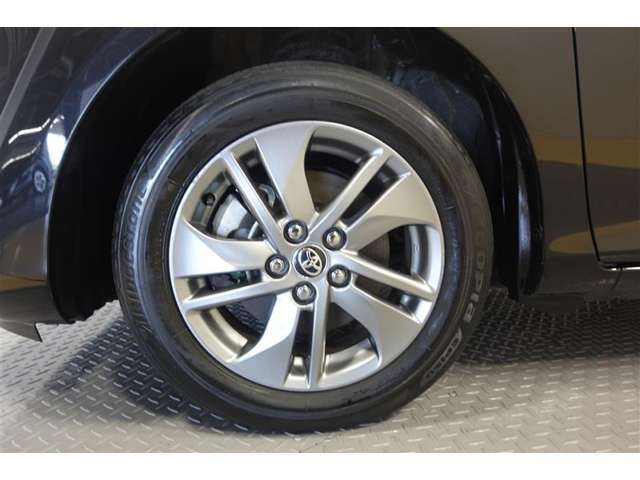 純正アルミ付！このデザインが車両を引き締まった感じにしてくれますね！！