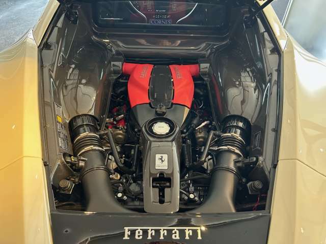 F40をオマージュしたレキサンフードの中にはフェラーリ歴代V8モデル最 強スペックと言われ、ミッドシップモデル最後のガソリンモデル3.9直噴DOHCツインターボ、720馬 力を生み出すモンスターが棲む。