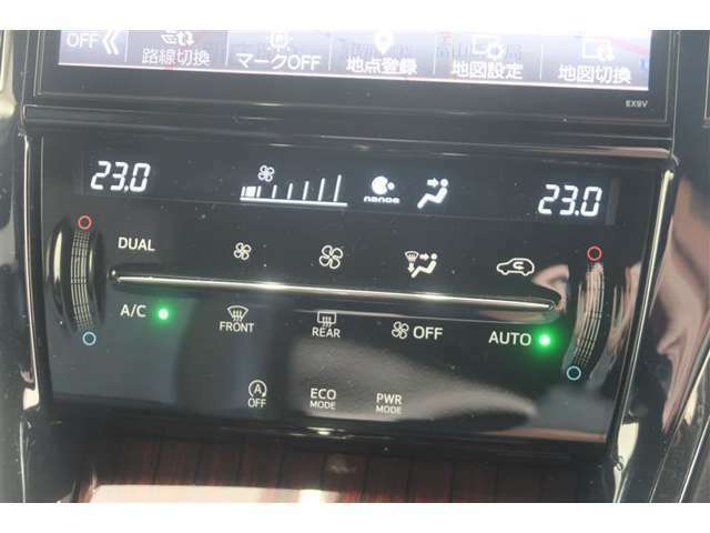 【左右独立温度コントロールオートエアコン】左右で設定温度を変えることが出来ます！運転席は冷えた風・助手席優しい温度の風など、同乗する方に合わせることが可能です。