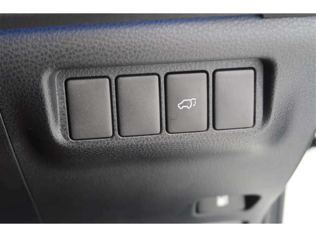 【パワーバックドア】車内に設置したスイッチやパワーバックドアのスイッチを押すことで、リアゲートの開閉が自動！！