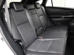 プレミアムナッパ本革(ブラック)のシートが採用されています。前後席間の間隔延長と前席シートバック形状の工夫で、ゆったりとくつろげる後席空間を確保しています。