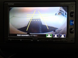 バックも安心のリアカメラ付いています。リアカメラがあると、いつでも安全にバックできますね。死角も減ります。3ビュー切り替え、ガイド線表示なので便利です。