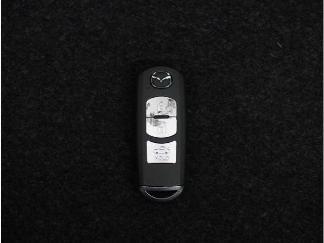 【スマートキー＆プッシュスタート】カバンやポケットに入れたままでもドアの施錠・解錠が可能なスマートキーを装備。エンジンのオン・オフ時もカギを取り出す必要が無く、ボタンをプッシュするだけでOK。