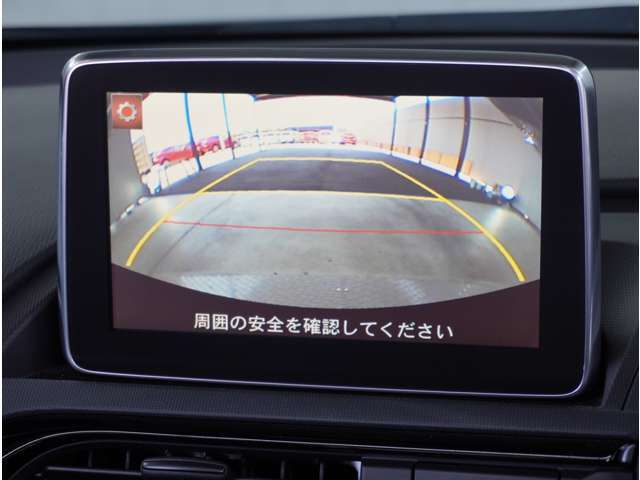 【バックカメラ】駐車が苦手な方でも安心してお乗りいただけます。リバース連動で画面が切り替わるのでとっても便利です。今や後方確認の必須アイテムですよね。