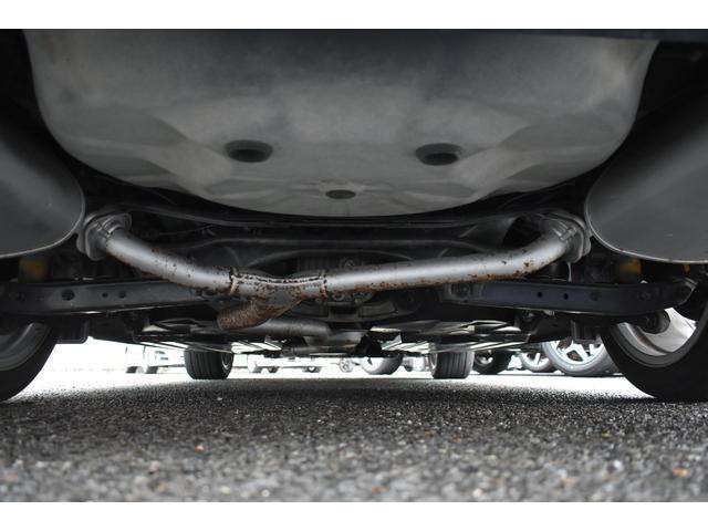 車両後方からの下回りです。マフラー防錆塗装や下回り防錆施工等も可能でございます。