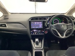 広びろとした視界が運転にゆとりを広げます。