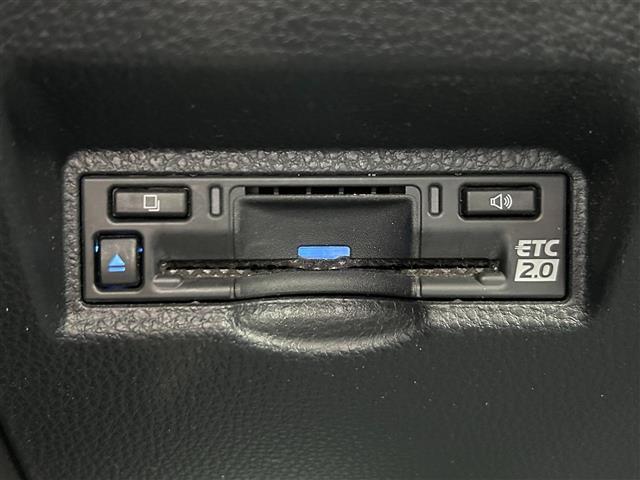 【ETC】有料道路を利用する際に料金所で停止することなく通過できる、ETC車載器（ノンストップ自動料金収受システム機器）が装備されています。セットアップを行うことで利用可能になります。
