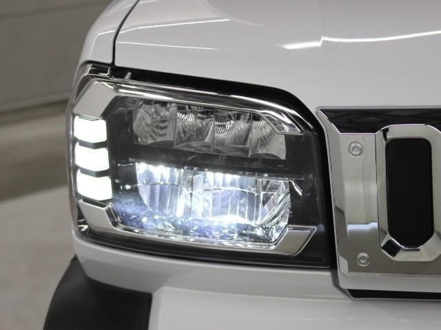 LEDヘッドライトには、ハイビームで走行中に先行車や対向車を検知した時、部分的に遮光し、先行車や対向車に配慮しながら高い視認性を確保できるADB(アダプティブドライビングビーム)が採用されています。