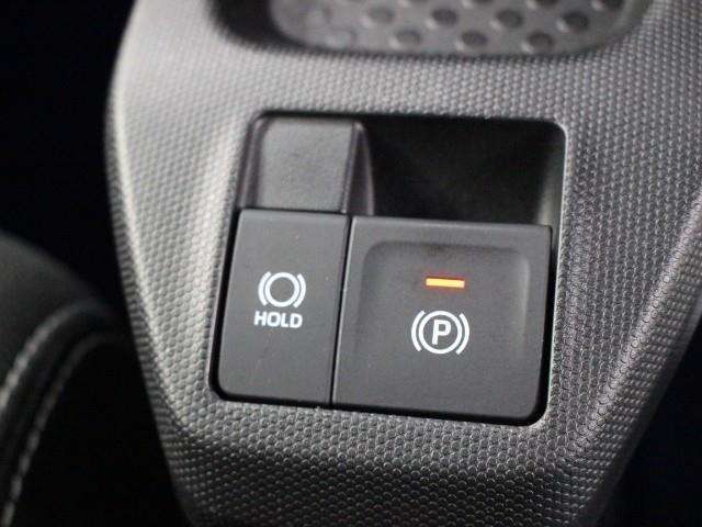 「HOLD」スイッチを押し、システムONの状態にしておくことで、渋滞や信号待ちなどでブレーキを踏んで停車した時にブレーキペダルから足を離してもブレーキを保持するので安心です。