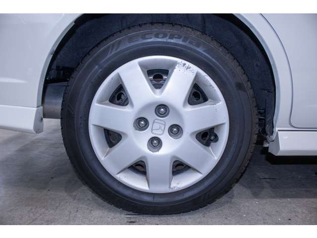 タイヤサイズは195/60R15です。