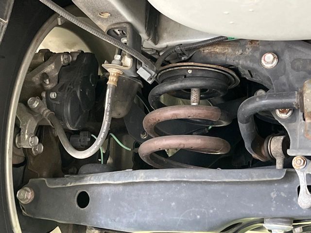 お車を安心してお乗りいただく為には、足回りの定期点検が欠かせません。サービスサポート（有償保証）では無料点検もご提供しており、安心のカーライフをお過ごしいただけるサポート体制が整っています。