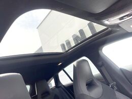 ●パノラミックスライディングルーフ：：大迫力のパノラマルーフは、後部座席にまで続いており、開放的な空間をお楽しみいただけます。