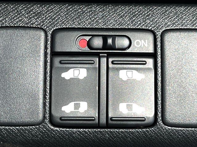 【両側パワースライドドア】スマートキーや運転席のスイッチで後席両側スライドドアの開閉が可能♪電動だから力を入れてドアを開ける必要が無く、小さなお子様でも簡単に開け閉めでき快適です♪
