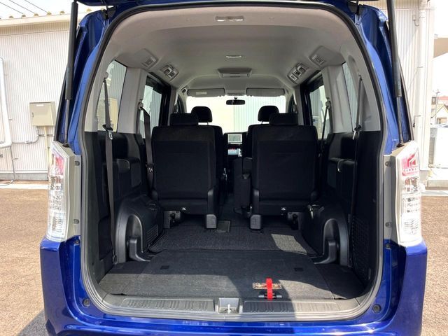 普段のお買い物や通勤、送迎等に十分な荷室スペースを確保しております。セカンドシートを倒すと、大きな荷物の積載も可能です♪