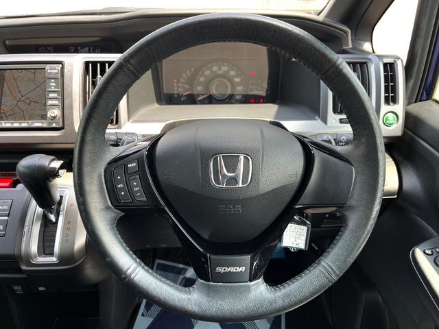 【純正革巻きステアリング】上質な革を使用することで、手にしっかり馴染みとても運転しやすいハンドルです♪