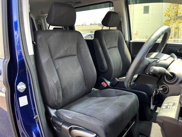 運転席シート廻りは使用感も少なく、良好な状態となっています。丁寧に使われていたことがよくわかりますね。