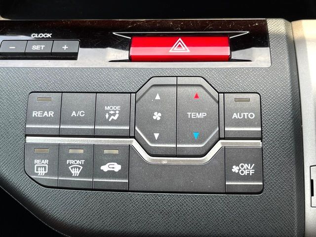 【オートエアコン】一度お好みの温度に設定すれば、車内の温度を検知し風量や温度を自動で調整。暑い…寒い…と何度もスイッチ操作をする必要はありません。快適な車内空間には必須の機能ですね♪
