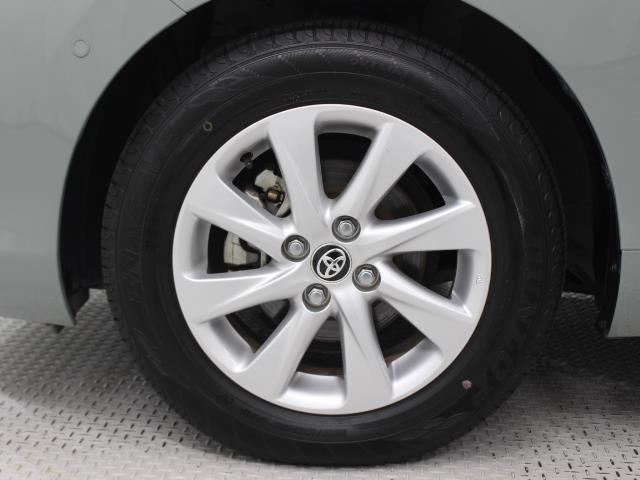 純正アルミホイールは精度が高く、走行の安定性が優れています。タイヤサイズ185/65R15